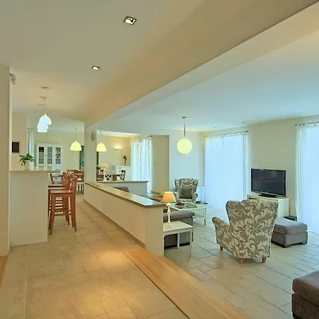 Mirna Villa *