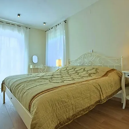 Mirna Villa
